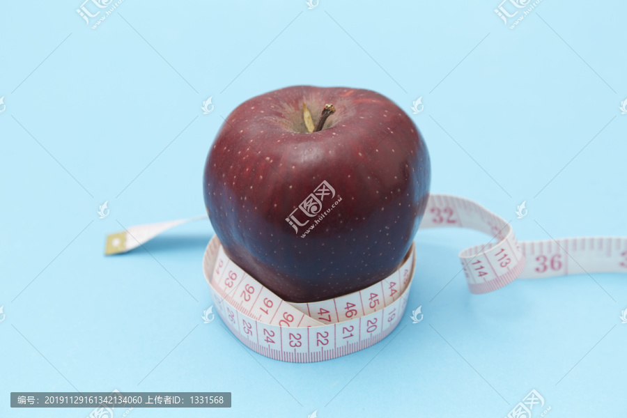 新鲜苹果与测量卷尺