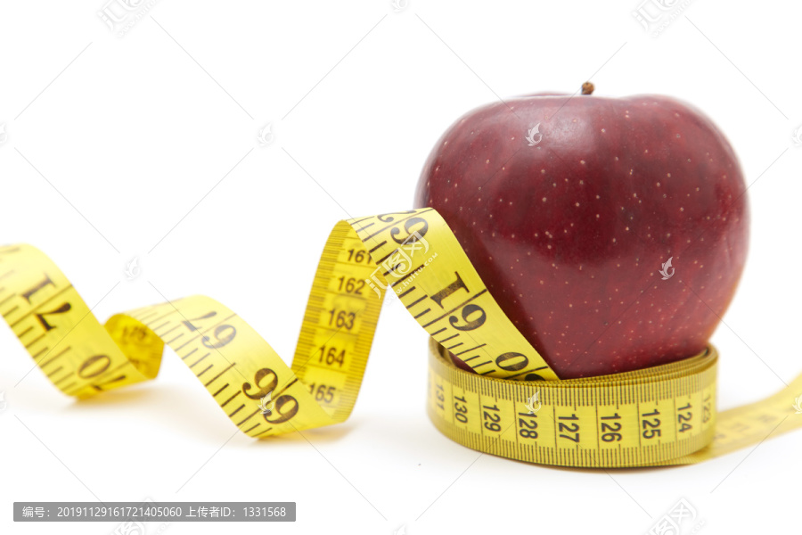 新鲜苹果与测量卷尺