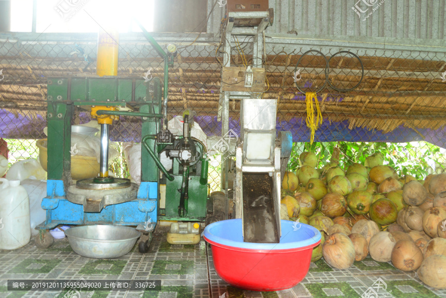 越南椰子糖作坊的榨汁机器