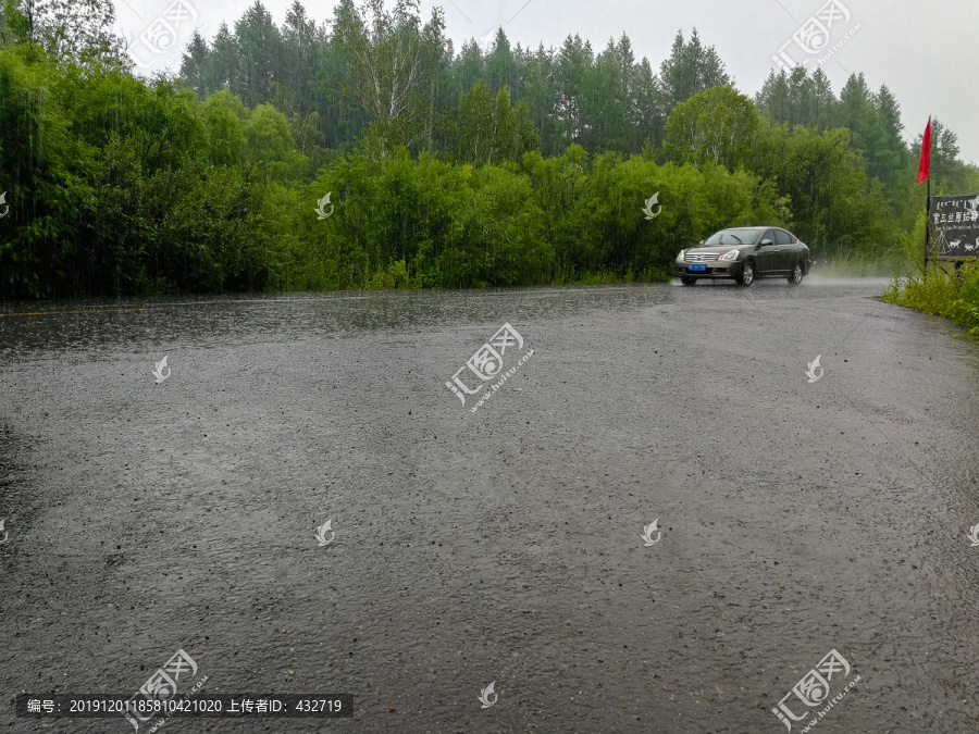 大雨中行驶的汽车