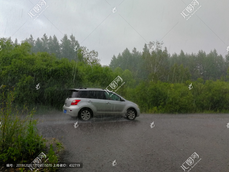 大雨中的汽车