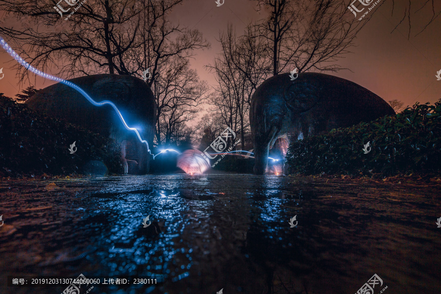 秋雨中的南京石像路光绘