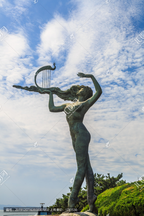 拉小提琴女孩雕像