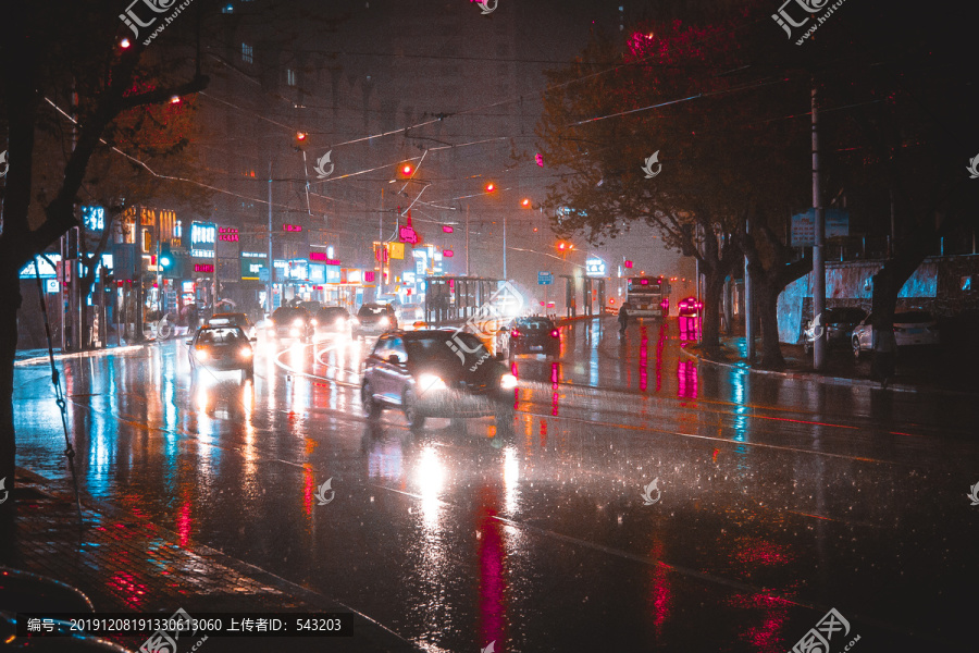 大连都市雨夜景车辆交通