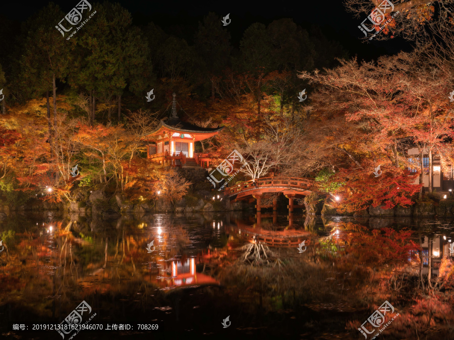 日本京都醍醐寺秋季夜晚枫叶美景