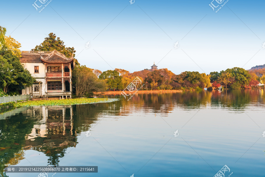 杭州西湖苏堤雷峰塔秋景