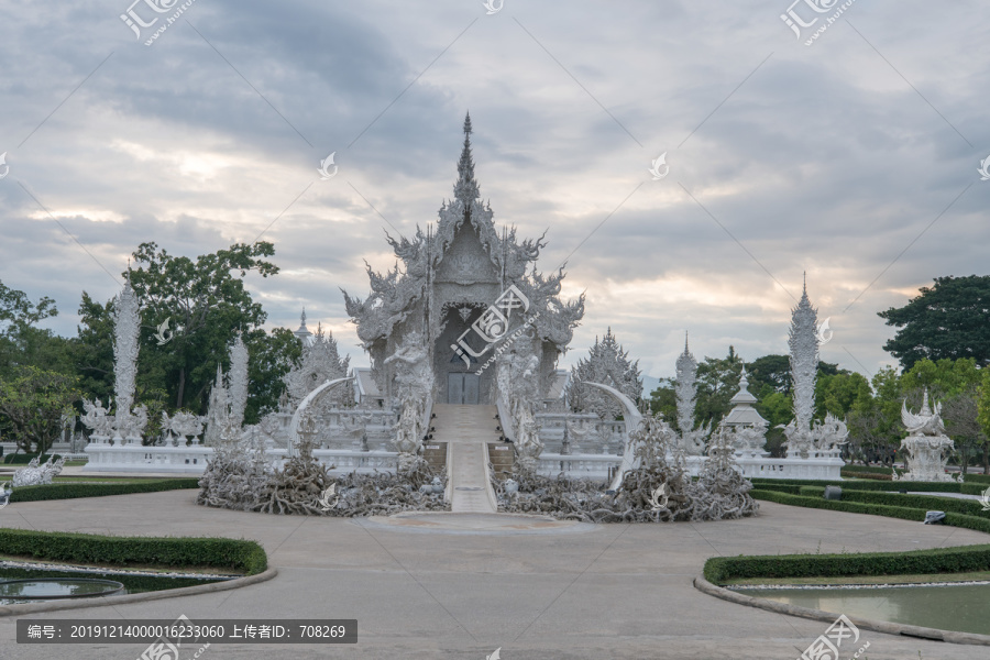 泰国清莱白庙黄昏风景