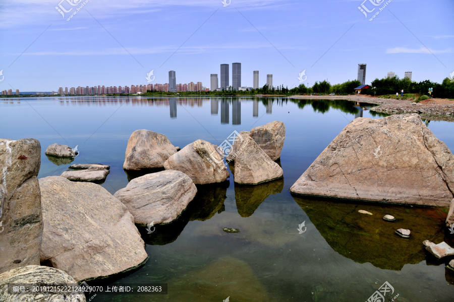红海子湿地湖水中的石头