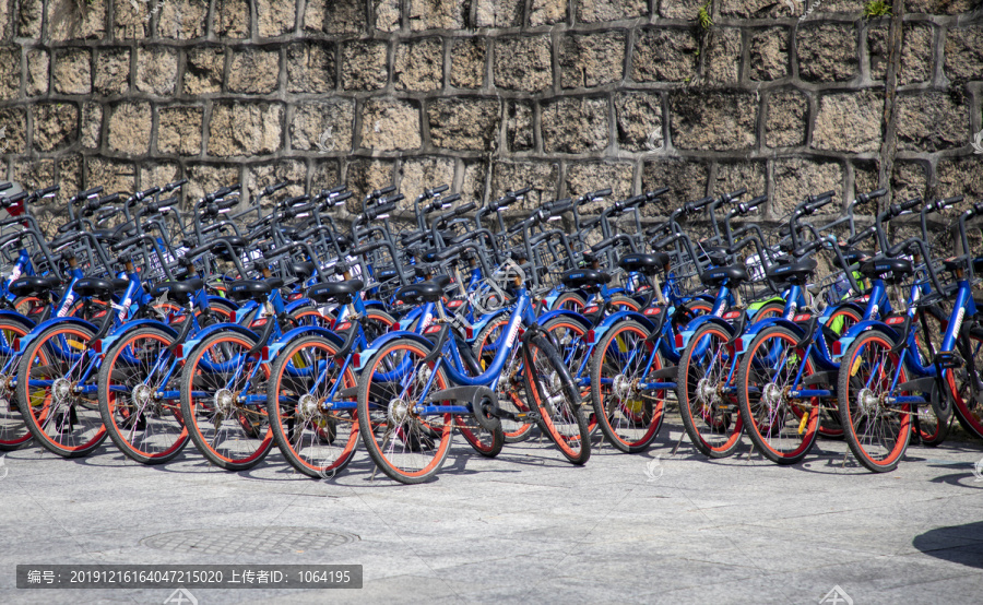 排列整齐的共享单车