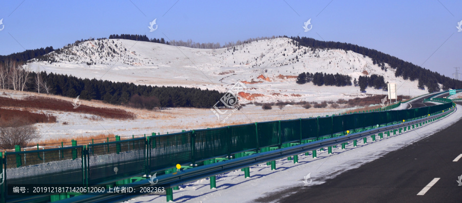 高速路护栏边的积雪