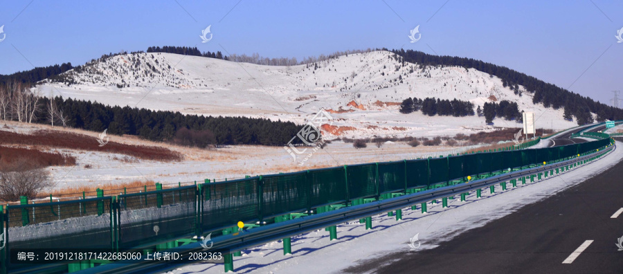 公路护栏旁边的积雪