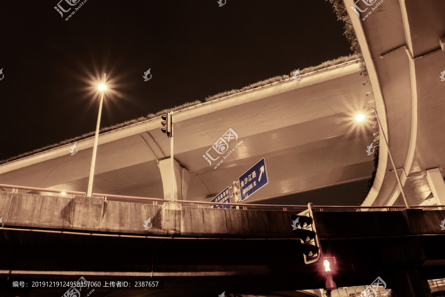 夜间高架桥