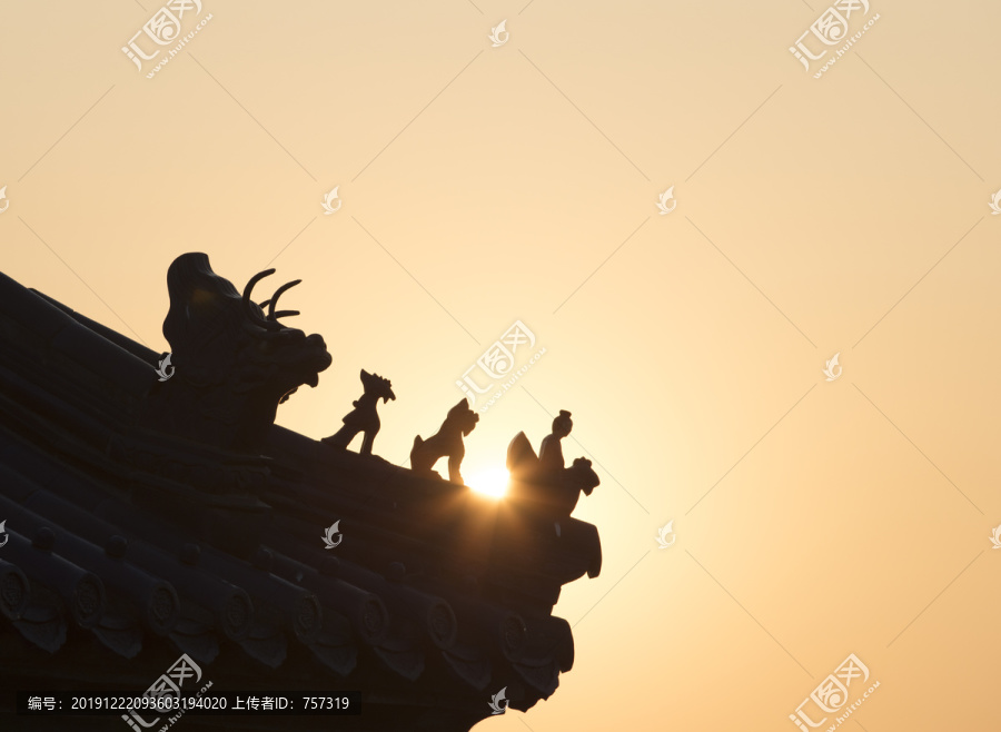 夕阳下的北京天坛祈年殿屋檐脊兽