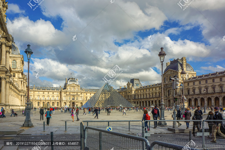巴黎卢浮宫广场
