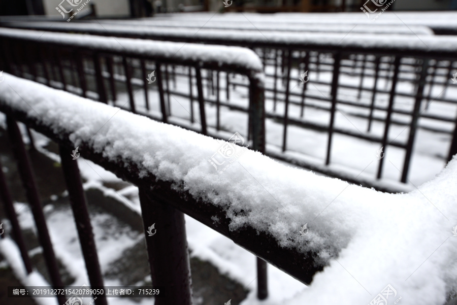 栏杆积雪