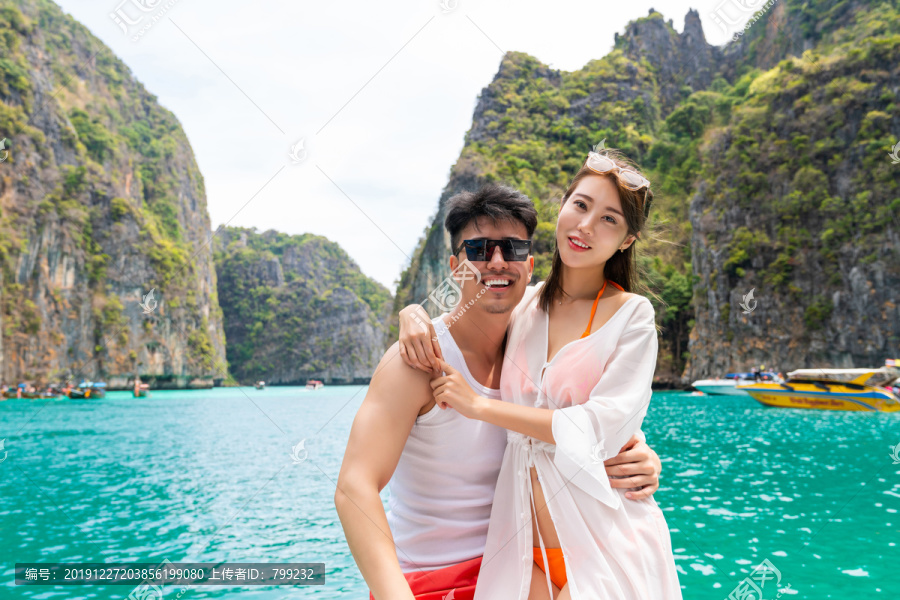 快乐的年轻情侣在游艇上休闲