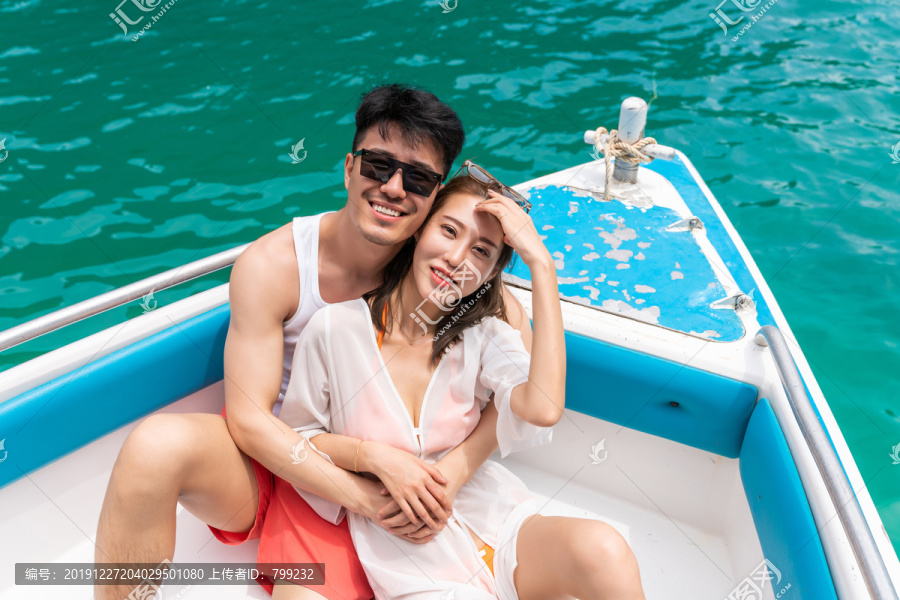 快乐的年轻情侣在游艇上休闲