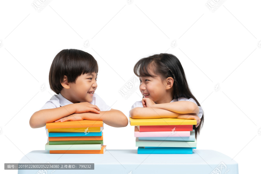 小男孩和小女孩在学习