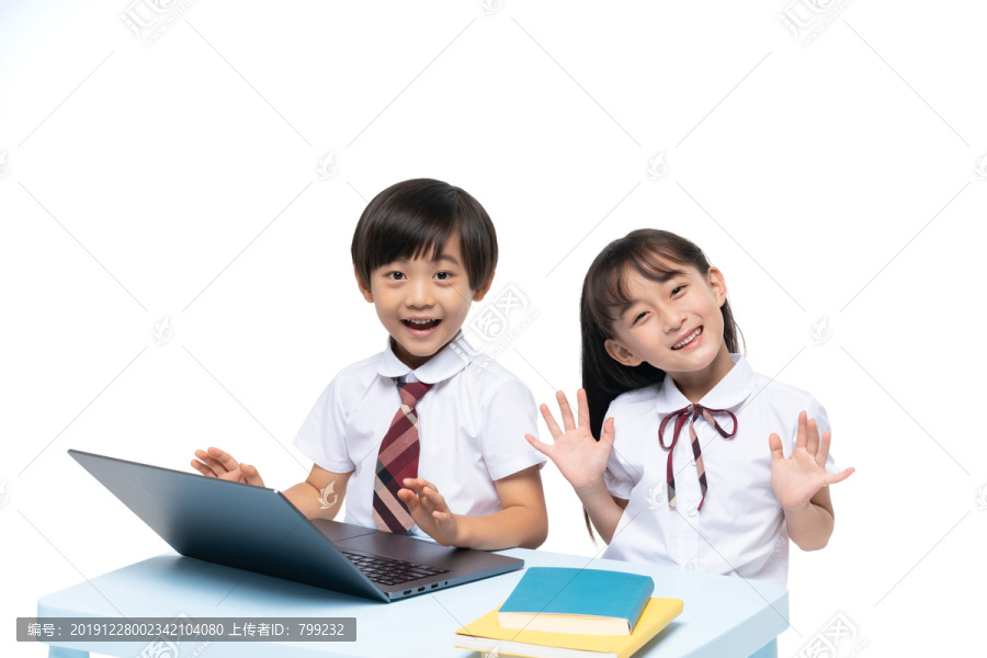 小男孩和小女孩在学习