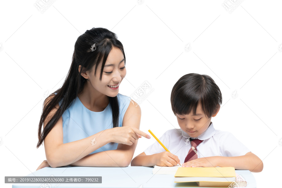 年轻女老师辅导小男孩学习