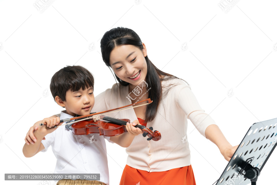 女老师指导男孩演奏乐器