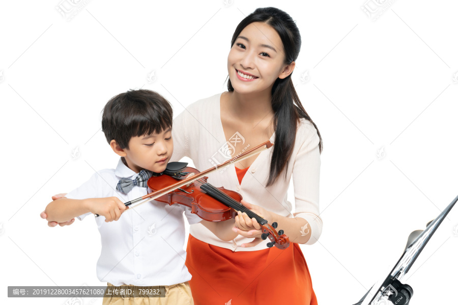 女老师指导男孩演奏乐器