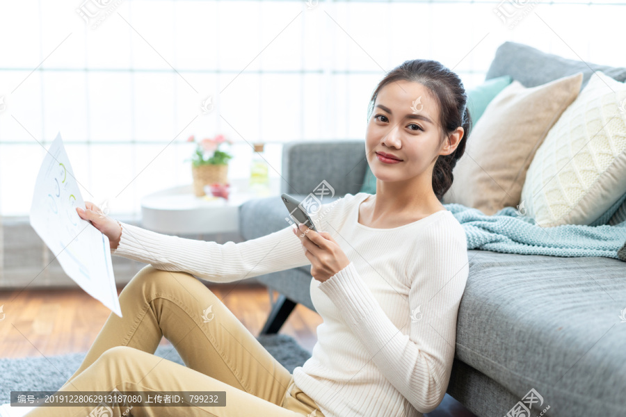 年轻女子在家查看资料文档