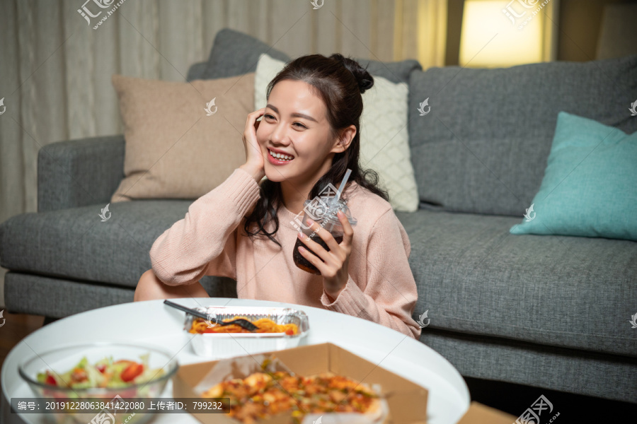 年轻女士在家吃外卖