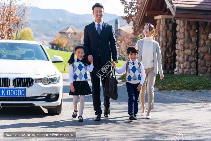 年轻夫妻送孩子去上学