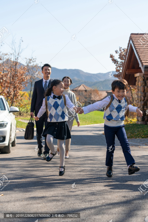 年轻夫妻送孩子去上学