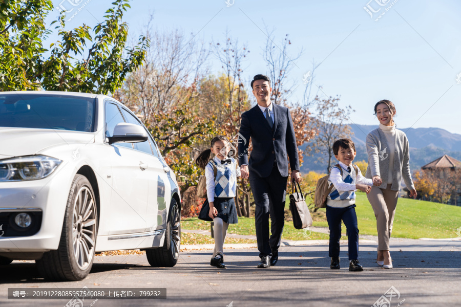 年轻夫妻送孩子去上学