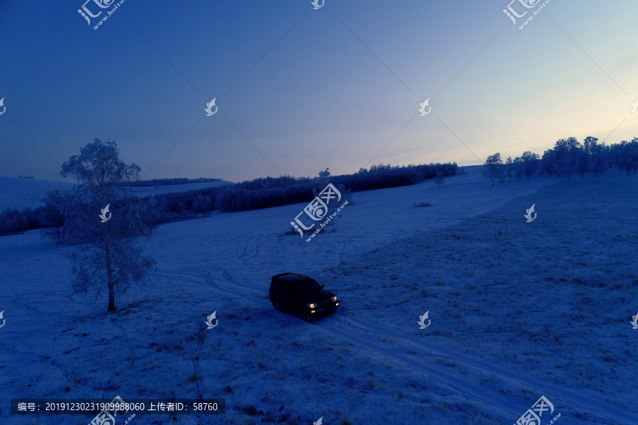 山地雪原清晨越野车