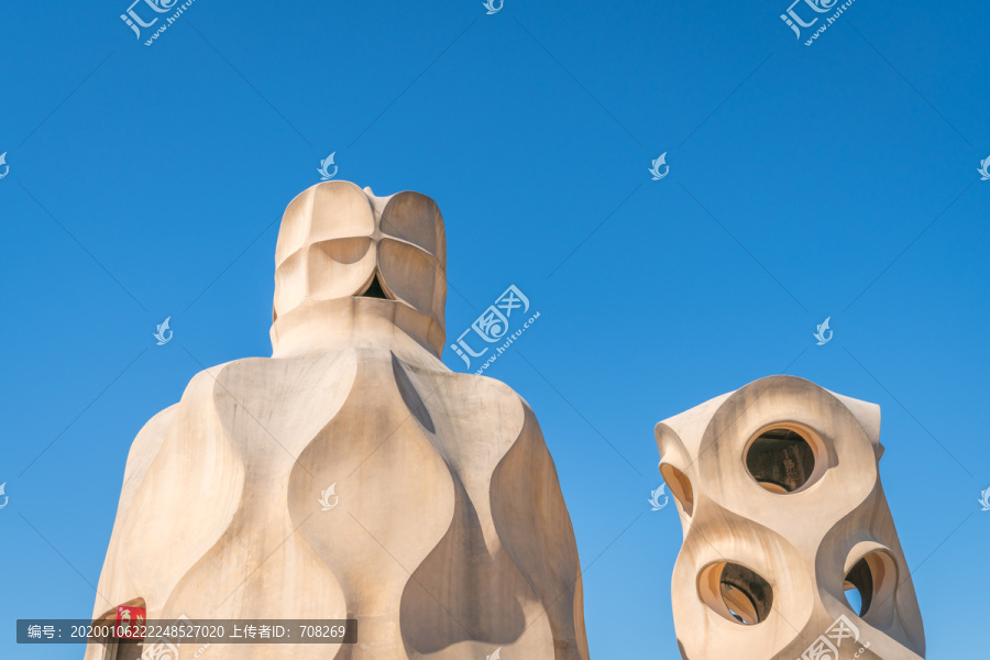 巴塞罗那米拉之家屋顶烟囱雕刻