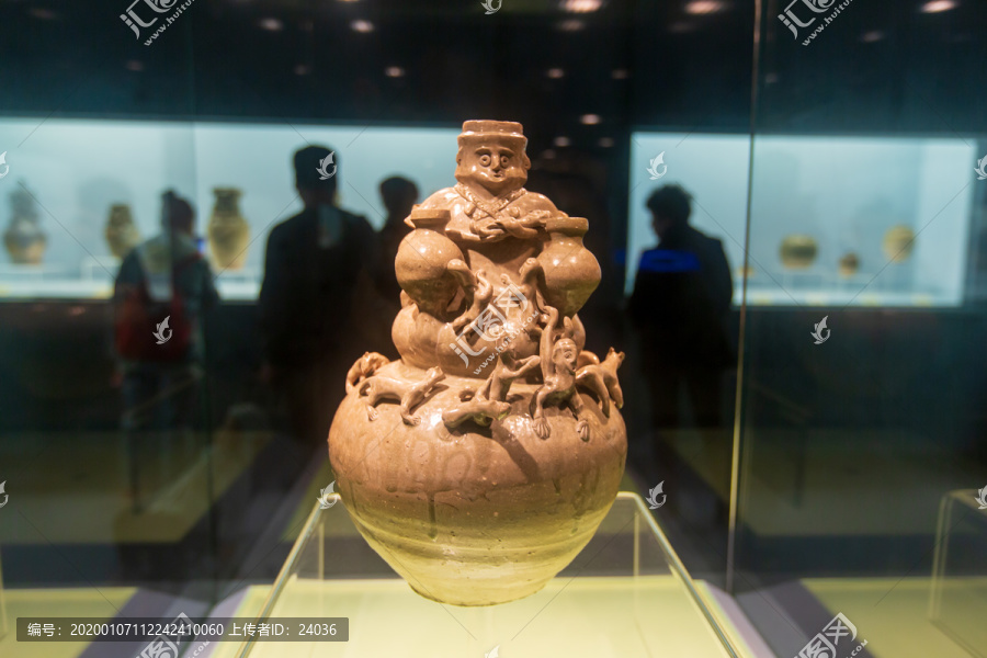 三国婺州窑青釉堆塑人物罐