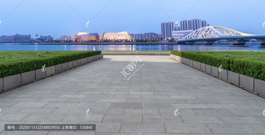 广场砖路面和城市景观夜景