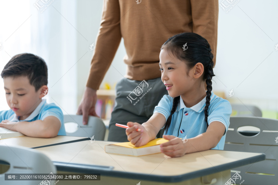 小学生和老师在课堂