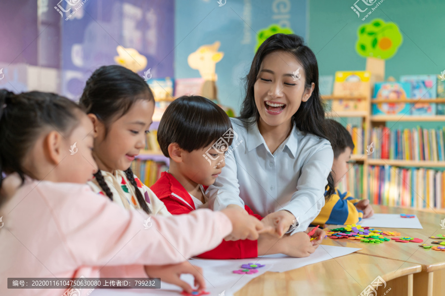 年轻女老师和学生在一起