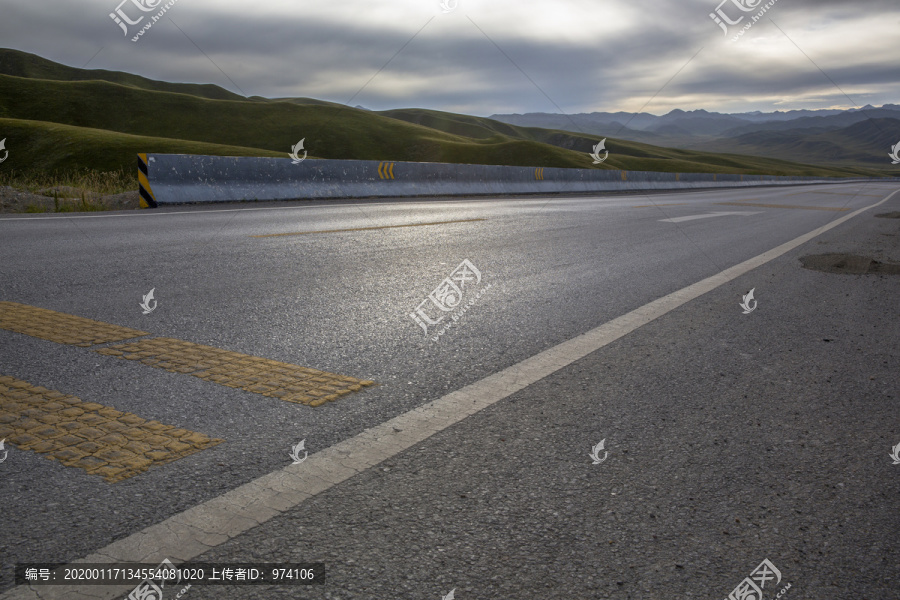 中国青海高原的公路和自然风光