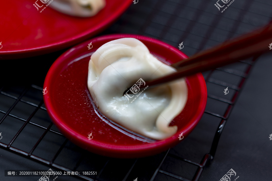 年味饺子蘸醋特写