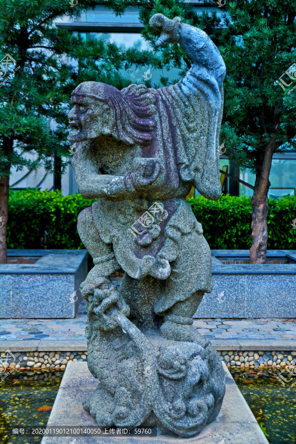 传统罗汉雕像