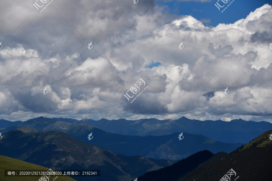蓝天白云下的卡子拉山