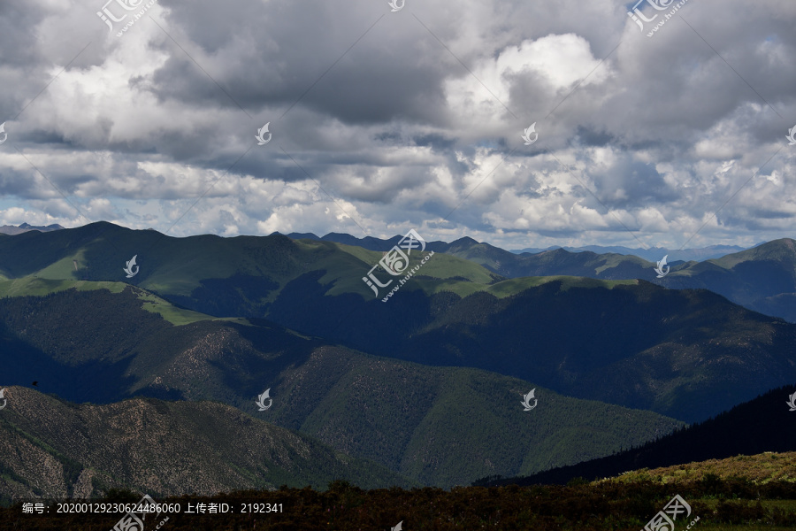 蓝天白云下的卡子拉山