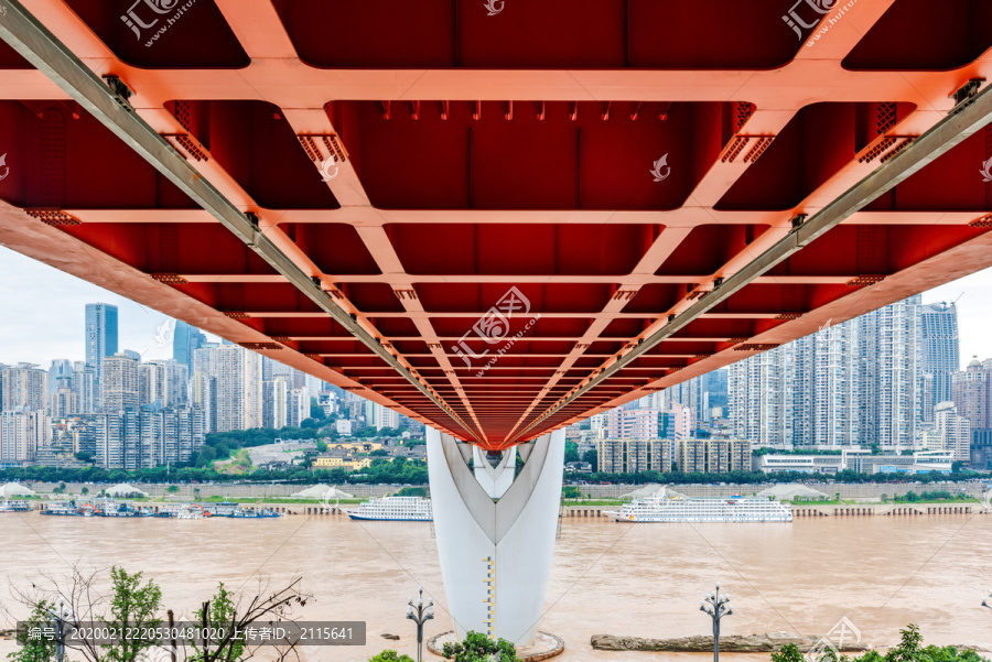 重庆东水门长江大桥的桥梁桥底