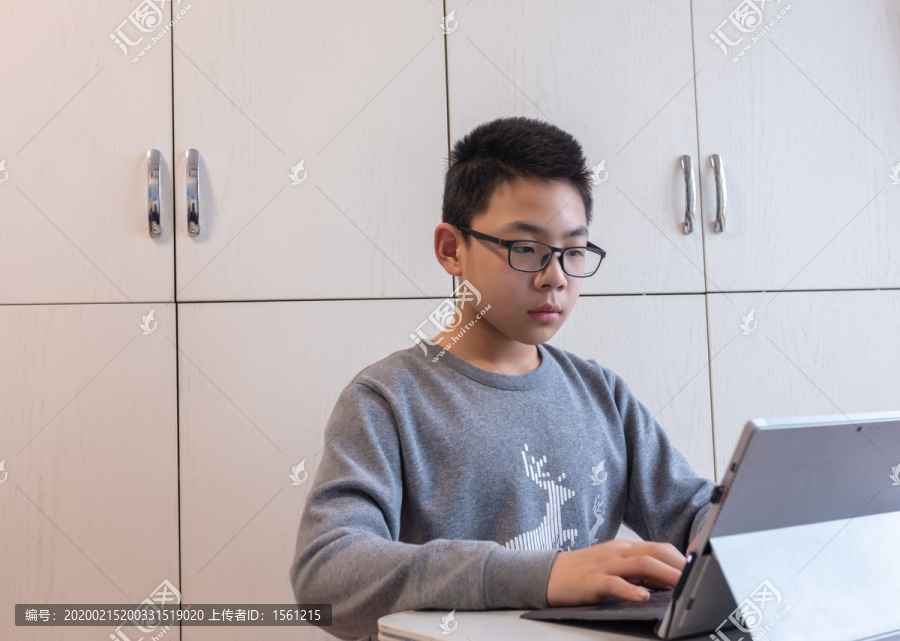 学生使用平板电脑在线学习