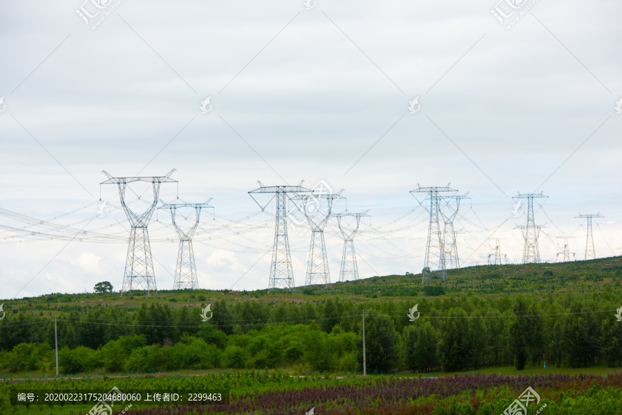 草原上的高压输电塔