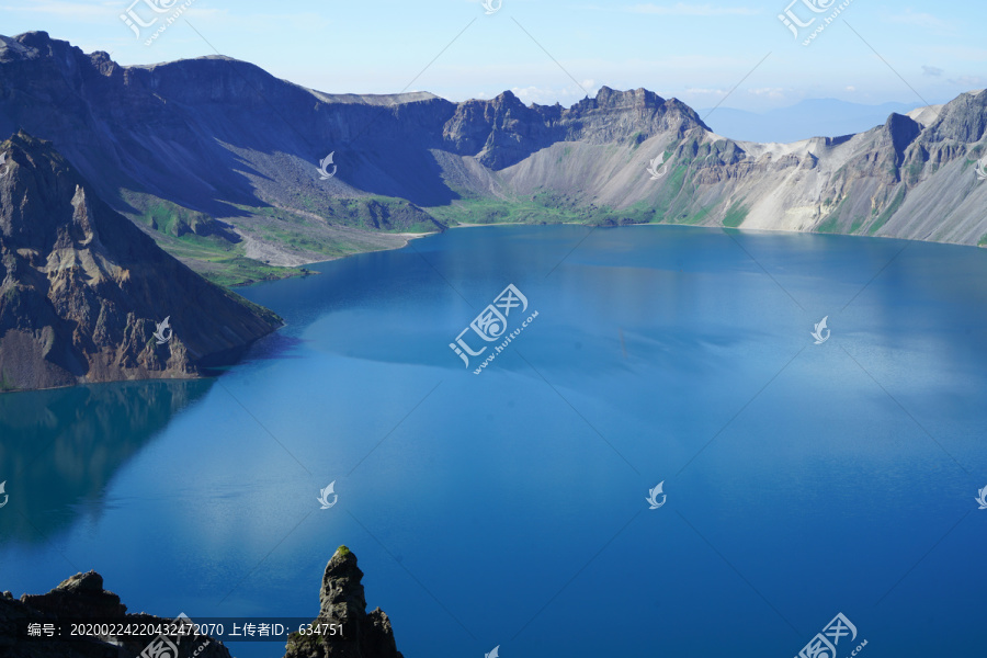 长白山天池湛蓝的湖水