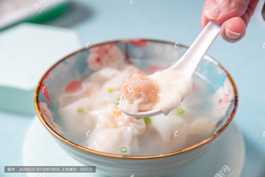 鱼籽鲜虾馄饨