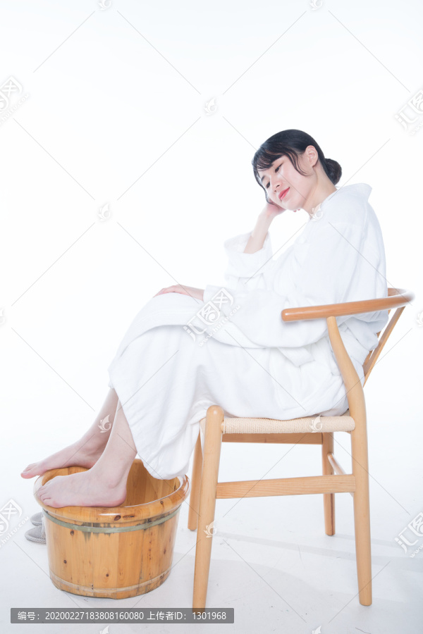 享受足浴的女人高清图片
