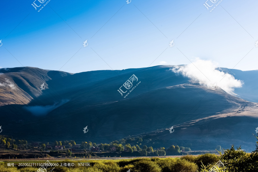 中国川西山区的草原牧场自然风光