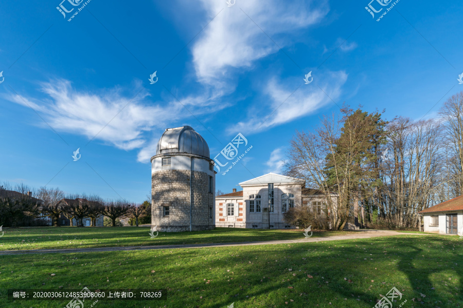 蓝天白云下的天文台建筑